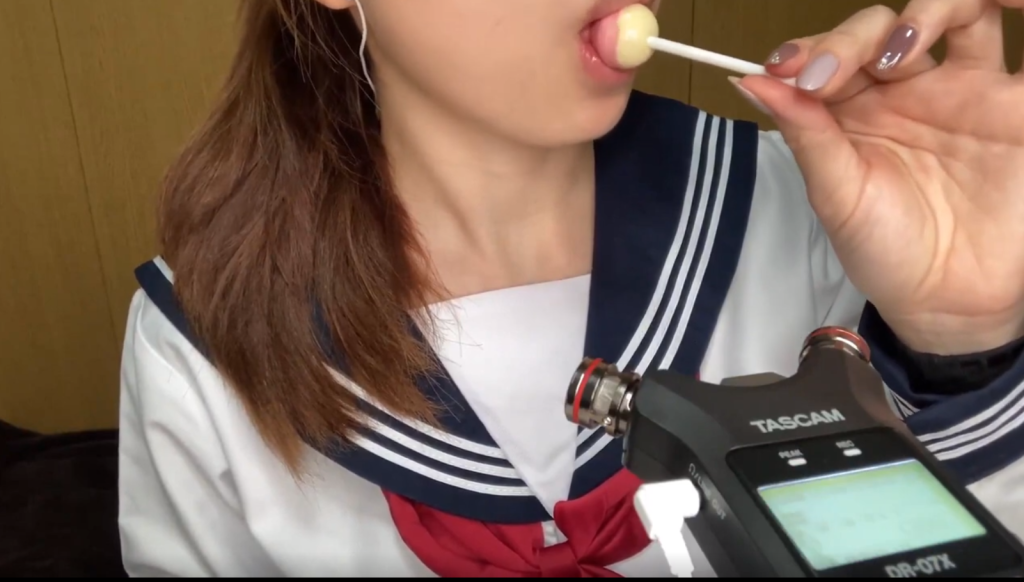 专属视频-【ASMR】学生妹近距离舔舐棒棒チュッパチャップスを舐める音 Sound of licking Chupa Chups
