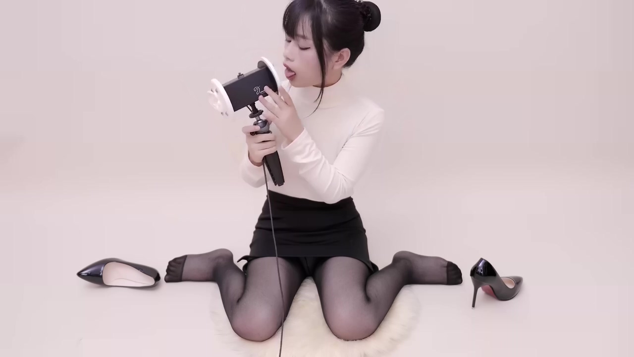 晓美-ASMR 口腔音 舔耳 弹舌音 按摩 喘息 ｜4k Wheezing oral sound licking ear playing tongue sound silk stockings-ASMRPU