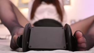 【ASMR】パンスト履いたまま耳穴グリグリしてあげるね【睡眠導入Barefoot oil massageEar pick with toes3dio】-ASMRPU