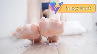 Pour the lubricant on the white stockings, cut the stockings在白色絲襪上倒潤滑劑，剪爛絲襪#sexy-ASMRPU